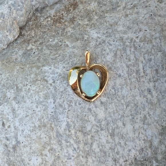 10k Gold & Opal Heart Pendant - Picture 5 of 5